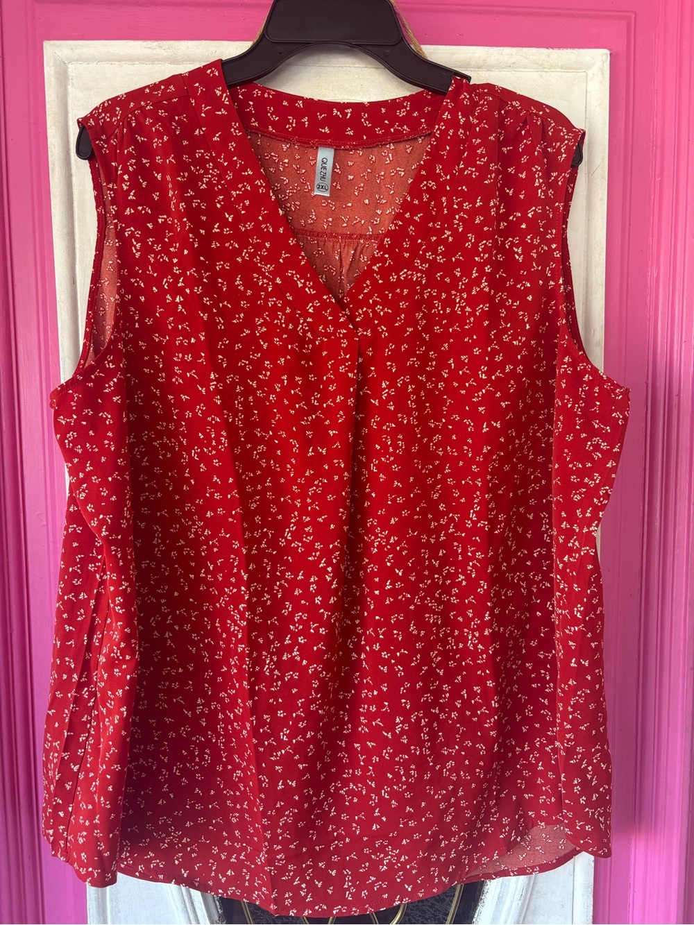Que Red Floral Sleeveless V-Neck Camisole